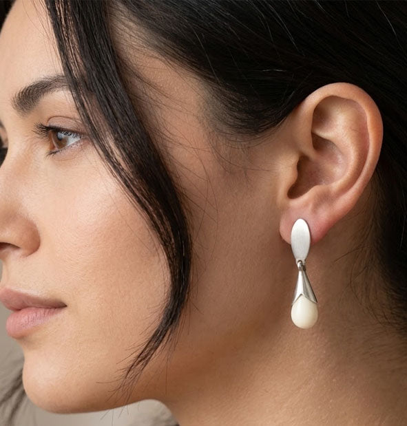 Pendientes Campanita con Perla de Venado en Plata de Ley en la imagen de la modelo 