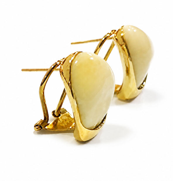 Pendientes Perla de Venado con Cierre Omega en Oro 18 Kilates vista lateral