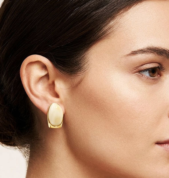 Pendientes Perla de Venado con Cierre Omega en Oro 18 Kilates vista en la oreja de la modelo