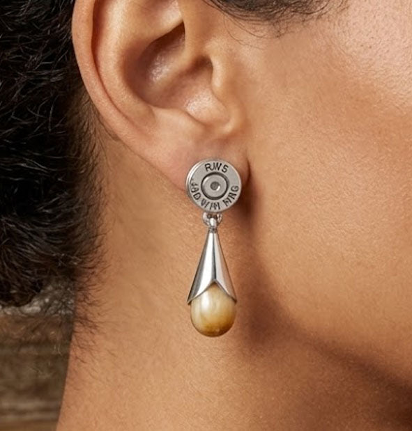 Pendientes Perla de Venado con Culata de Bala en Plata de Ley en la oreja de la modelo