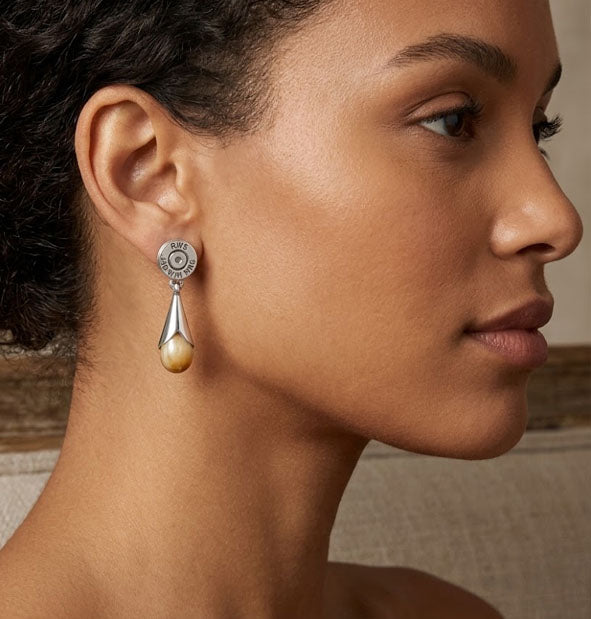 Pendientes Perla de Venado con Culata de Bala en Plata de Ley en la oreja de la modelo imagen completa