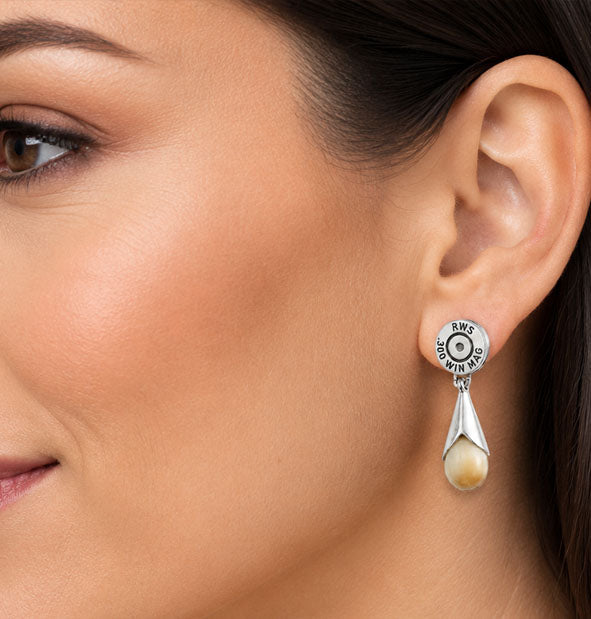 Pendientes Perla de Venado con Culata de Bala en Plata de Ley en la oreja de la modelo imagen derecha