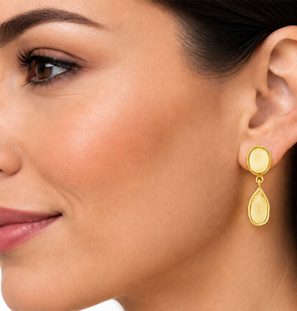 Pendientes Largos Oval y Lágrima de Perla de Venado con Oro 18k en la oreja de la modelo