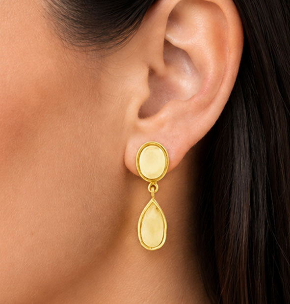 Pendientes Largos Oval y Lágrima de Perla de Venado con Oro 18k detalle del pendiente