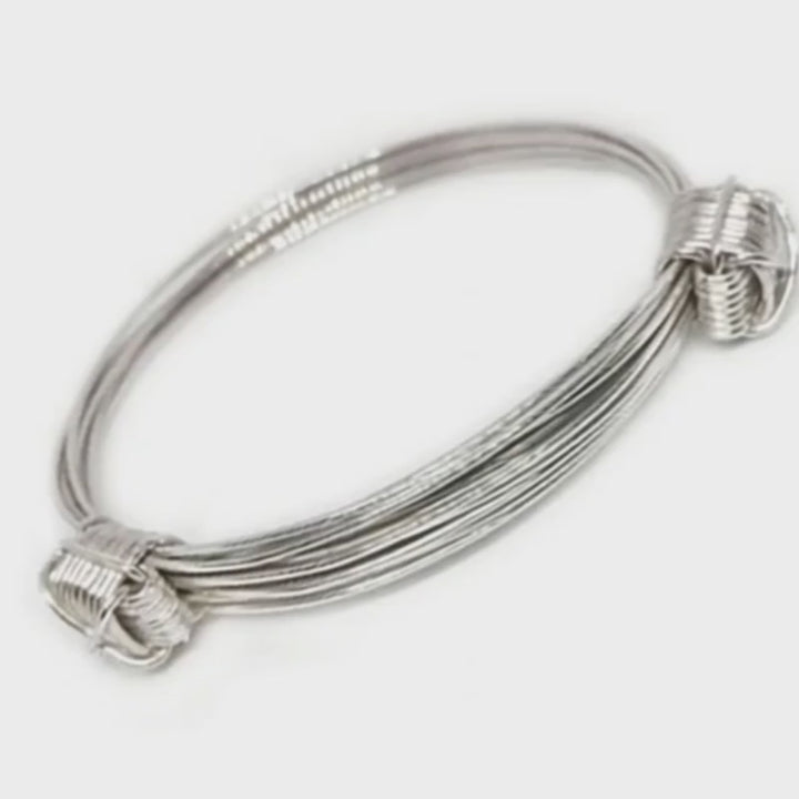 video pulsera 7 hilos nudos corredizos en plata