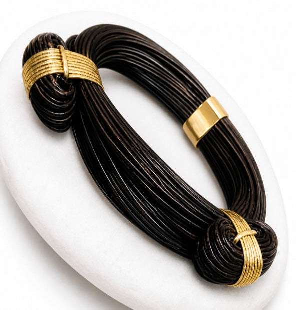 pulsera 2 nudos corredizos gruesa en pelo bufalo con oro 18 kiltes