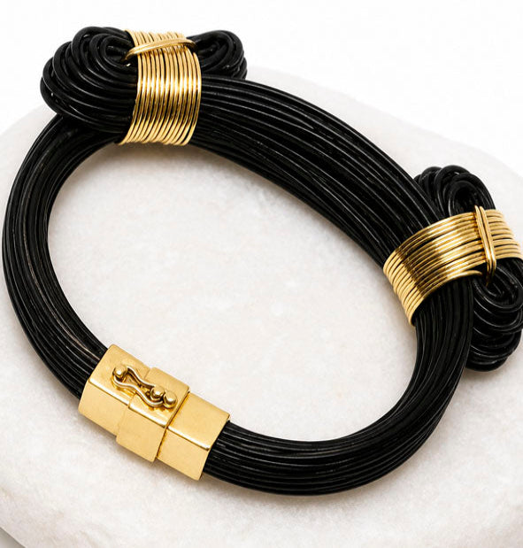 Pulsera Gruesa 2 Nudos Corredizos de Pelo de Búfalo con Oro 18 Kilates y Cierre
