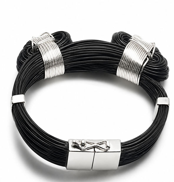 Pulsera 2 Nudos Corredizos Gruesa de Pelo de Búfalo con Plata de Ley vista del cierre