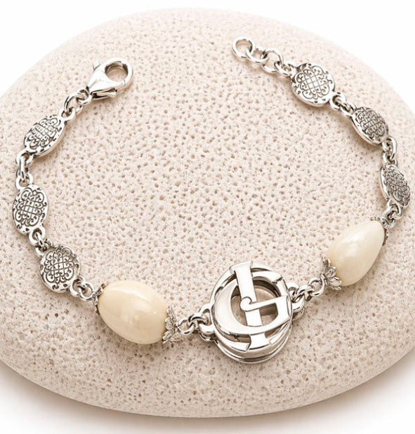 pulsera perla venado con centro moneda letra enlazadas con plata