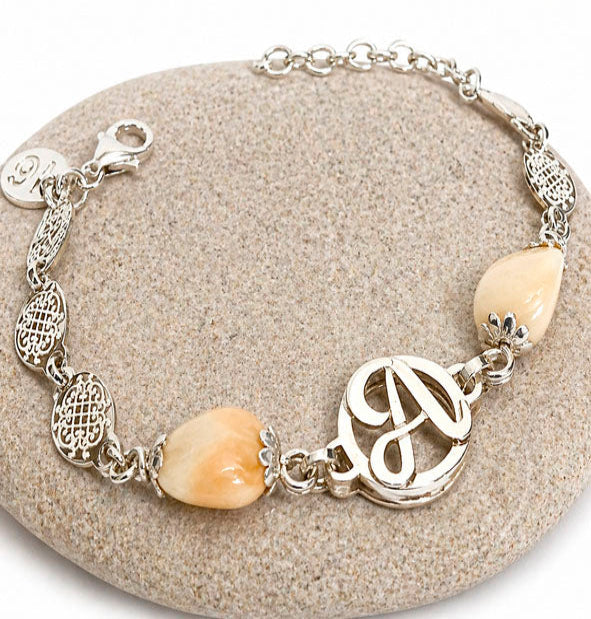 pulsera 2 perlas de venado con una letra en el centro de la pulsera