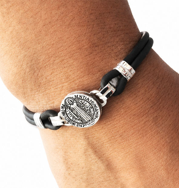 Pulsera San Benito en Caucho y Plata de Ley en la muñeca 