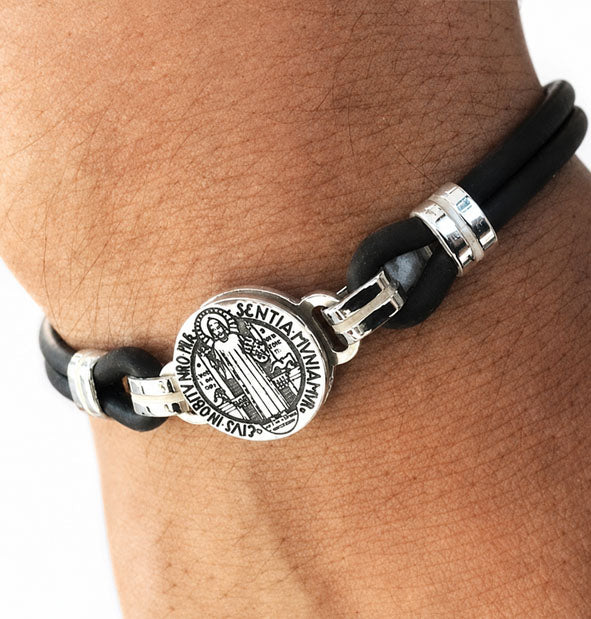 Pulsera San Benito en Caucho y Plata de Ley en la muñeca detalles medalla 