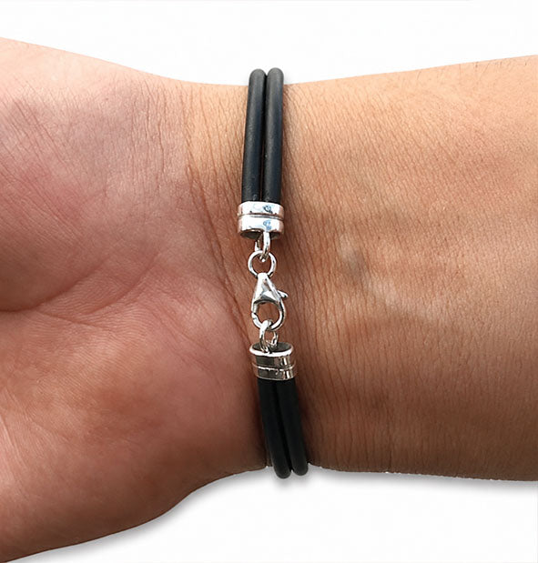 Pulsera San Benito en Caucho y Plata de Ley en la muñeca detalles del cierre