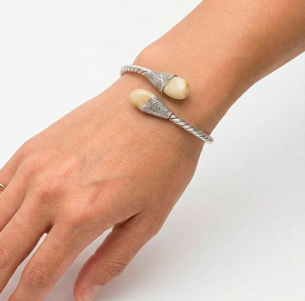 Open bracelet with 2 crossed deer pearls in silver