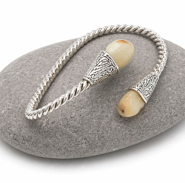 Open bracelet with 2 crossed deer pearls in silver