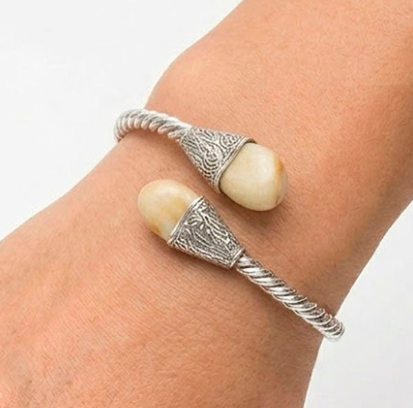 Open bracelet with 2 crossed deer pearls in silver