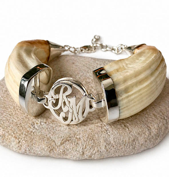 pulsera amoladera de jabali natural con las letras enlazadas en plata