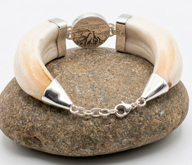 pulsera amoladera jabali con centro moneda redonda pelo de bufalo parte trasera grabado africano