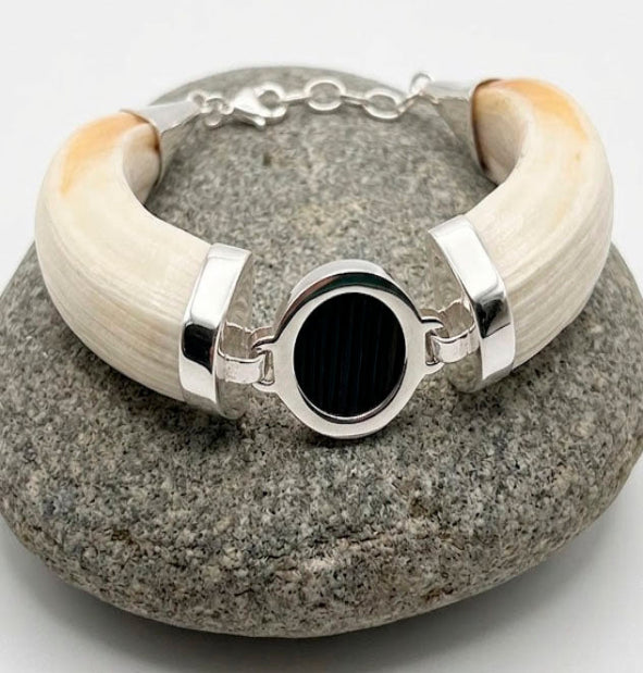 pulsera amoladera jabali con centro moneda redonda pelo de bufalo parte centro