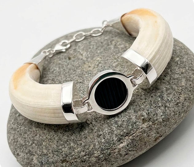 pulsera amoladera jabali con centro moneda redonda pelo de bufalo 