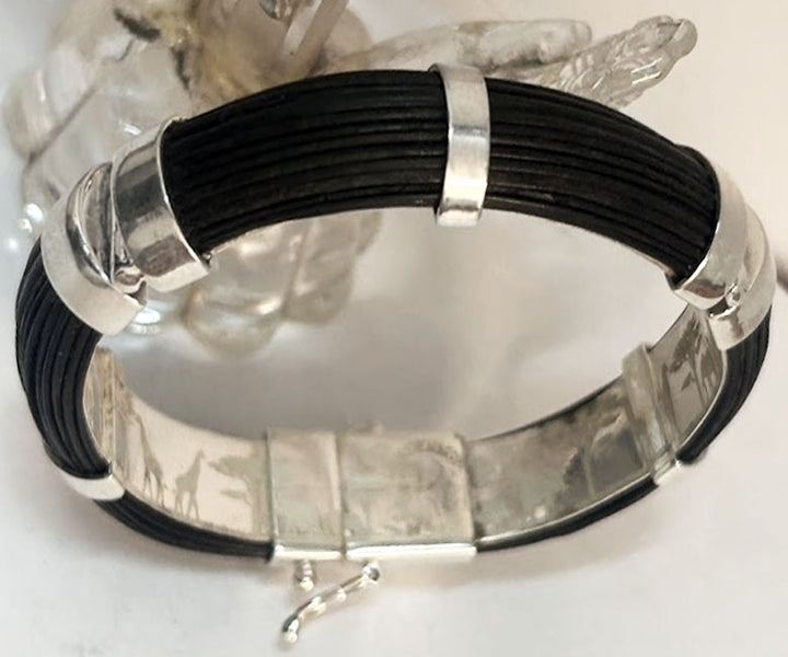 Pulsera de lujo en pelo de búfalo africano y plata de ley hecha a mano en Madrid