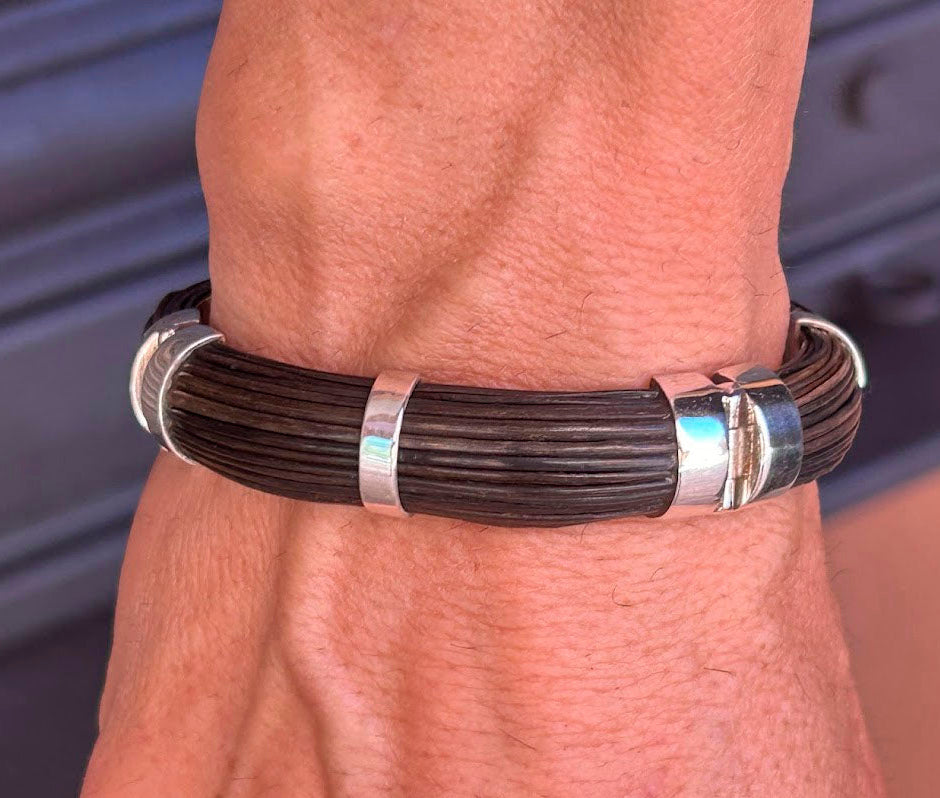 Detalle del pelo de búfalo africano en pulsera ancha con plata de ley artesanal