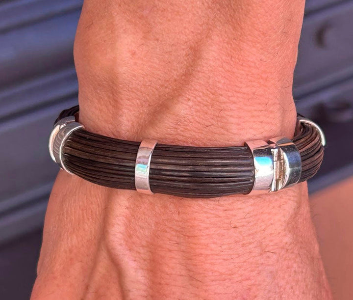 Detalle del pelo de búfalo africano en pulsera ancha con plata de ley artesanal