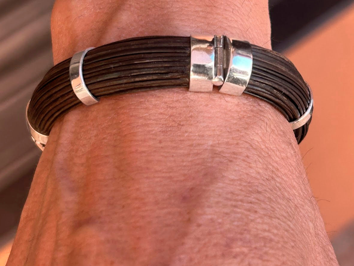 pulsera ancha media caña pelo bufalo con cierre en plata de ley