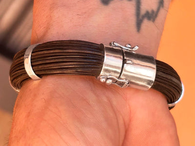 pulsera ancha media caña pelo bufalo con cierre en plata de ley