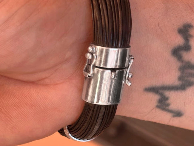 Cierre de doble seguridad en pulsera de pelo de búfalo africano y plata de ley
