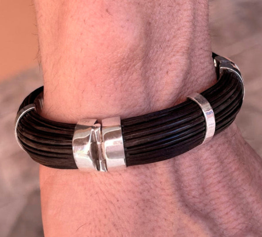 pulsera-ancha-media-cana-pelo-bufalo-con-cierre-en-plata-de-ley-foto-26