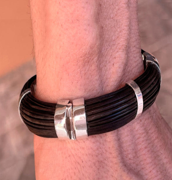 Pulsera artesanal de pelo de búfalo africano y plata de ley con cierre de seguridad