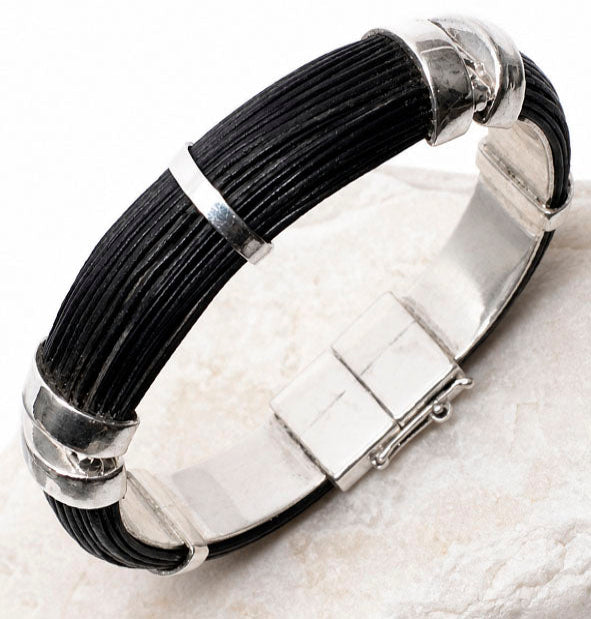 Pulsera ancha media caña de pelo de búfalo africano con cierre en plata de ley 925
