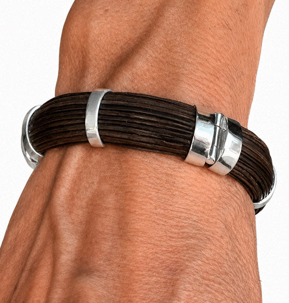 Pulsera Pelo Búfalo Ancha Media Caña 14mm con Plata en la muñeca