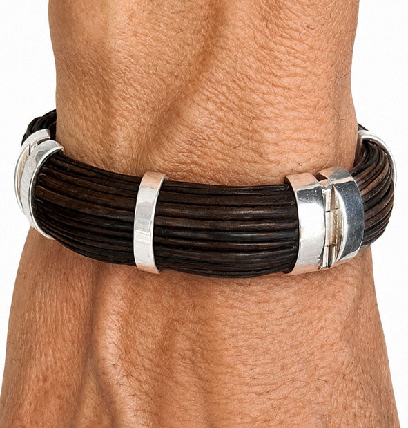 Pulsera Pelo Búfalo Ancha Media Caña 14mm con Plata en la muñeca vista frontal