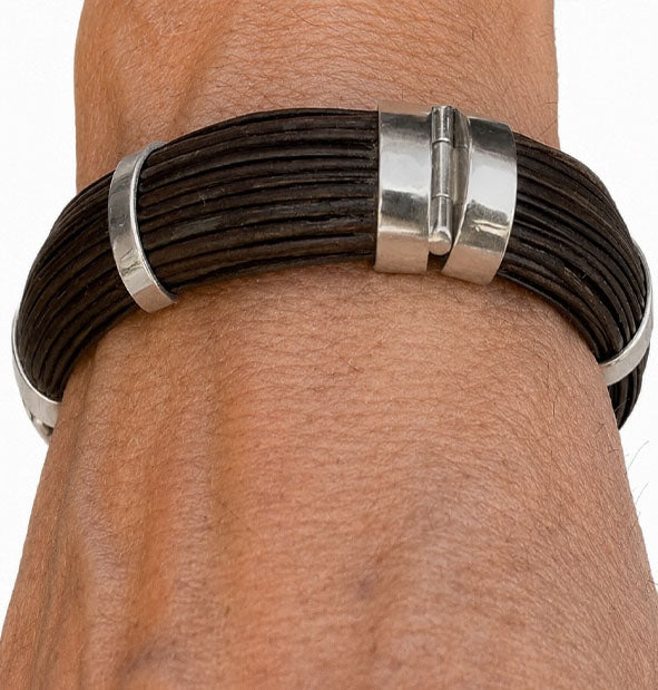 Pulsera Pelo Búfalo Ancha Media Caña 14mm con Plata en la muñeca vista union bisagras