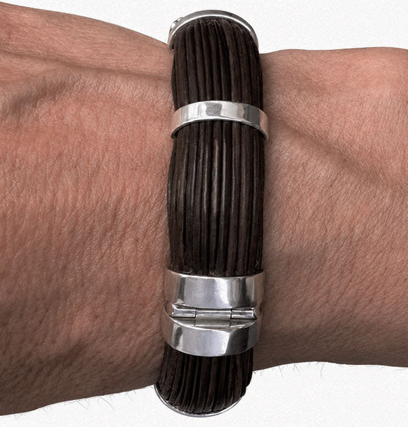 Pulsera Pelo Búfalo Ancha Media Caña 14mm con Plata en la muñeca vista plana