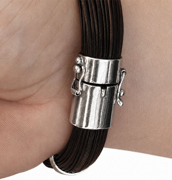 Pulsera Pelo Búfalo Ancha Media Caña 14mm con Plata en la muñeca vista cierre