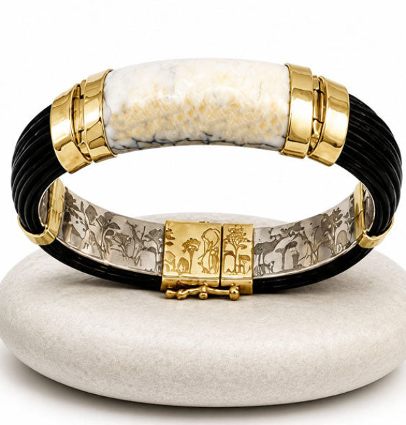 Pulsera Ancha Media Caña de Pelo de Búfalo con Colmillo en Oro Amarillo de 18 Kilates: Fuerza, Tradición y Elegancia en una Joya Exclusiva