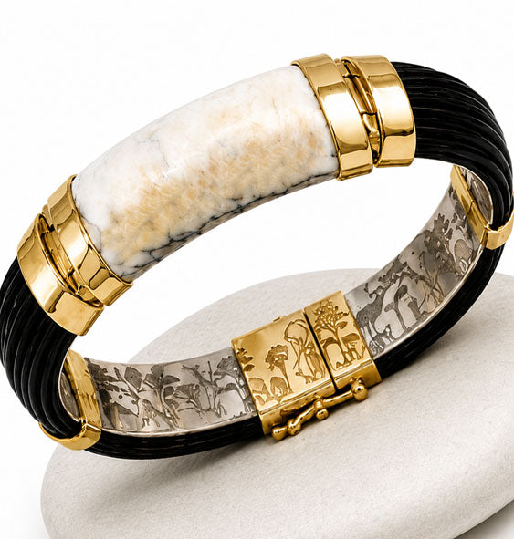 Pulsera Ancha Media Caña de Pelo de Búfalo con Colmillo en Oro Amarillo de 18 Kilates de la firma Joyas de Caza