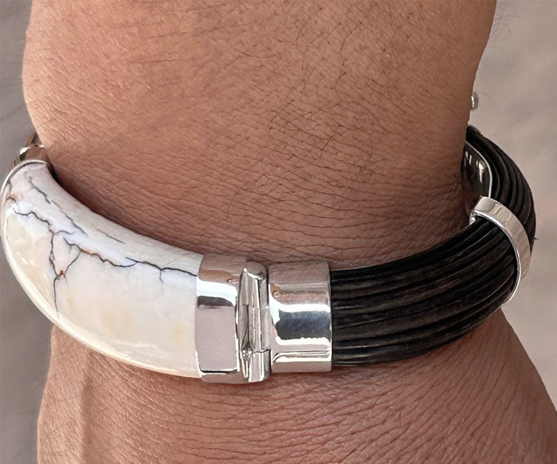 pulsera-ancha-media-cana-pelo-bufalo-con-colmillo-en-plata-de-ley-foto-1