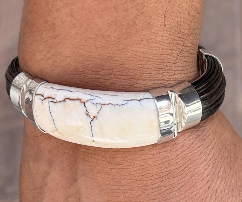 pulsera-ancha-media-cana-pelo-bufalo-con-colmillo-en-plata-de-ley-foto-2