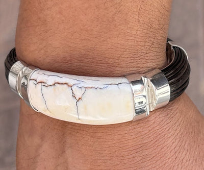 pulsera-ancha-media-cana-pelo-bufalo-con-colmillo-en-plata-de-ley-foto-2