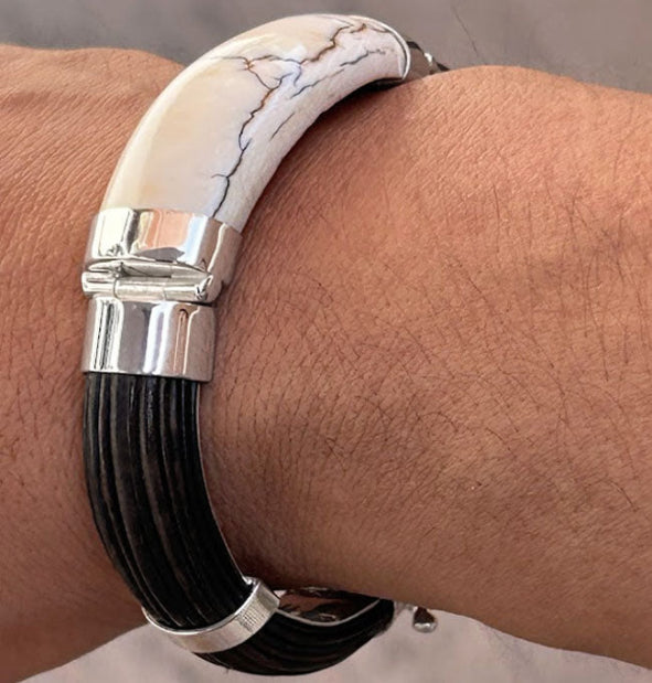 pulsera-ancha-media-cana-pelo-bufalo-con-colmillo-en-plata-de-ley-foto-3
