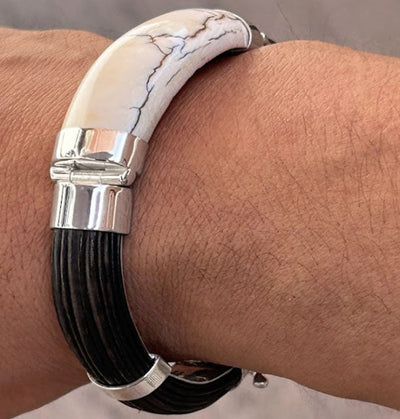 pulsera-ancha-media-cana-pelo-bufalo-con-colmillo-en-plata-de-ley-foto-3