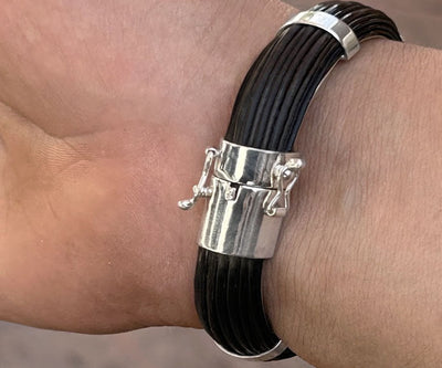 pulsera-ancha-media-cana-pelo-bufalo-con-colmillo-en-plata-de-ley-foto-5