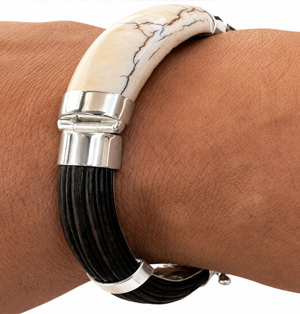 Pulsera Ancha Media Caña de Pelo de Búfalo con Colmillo en Plata de Ley