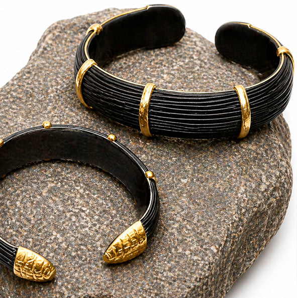Pulsera Ancha Media Caña de Pelo de Búfalo con Oro 18 Kilates y Base en Plata