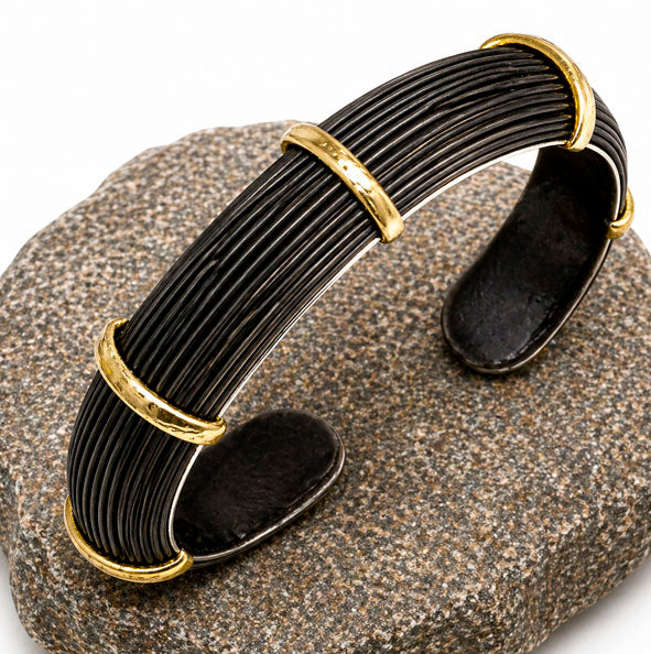 Pulsera Ancha Media Caña de Pelo de Búfalo con Oro 18 Kilates y Base en Plata