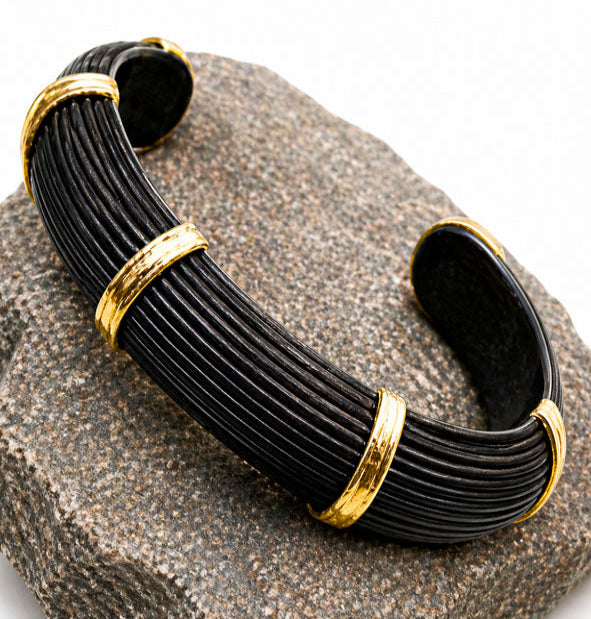 Pulsera Ancha Media Caña de Pelo de Búfalo con Oro 18 Kilates y Base en Plata